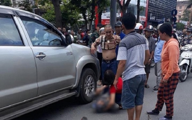 Tài xế điều khiển xe bán tải lùi ngược chiều khiến cụ già tử vong khai gì tại cơ quan điều tra? Ảnh 2