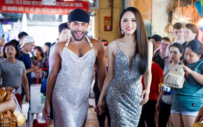 Ơn giời, clip Sinon Loresca - Hương Giang nắm tay catwalk 'càn quét' chợ Bến Thành đây rồi! Ảnh 2