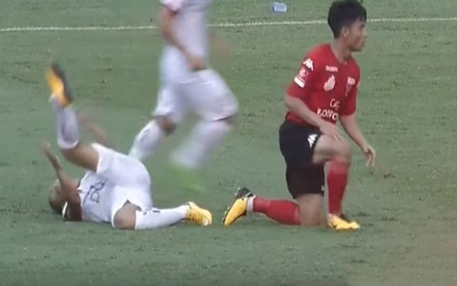 Kinh hoàng: Cầu thủ Viettel gãy chân sau pha xoạc bóng 'rợn người' ở giải Hạng Nhất QG Ảnh 2