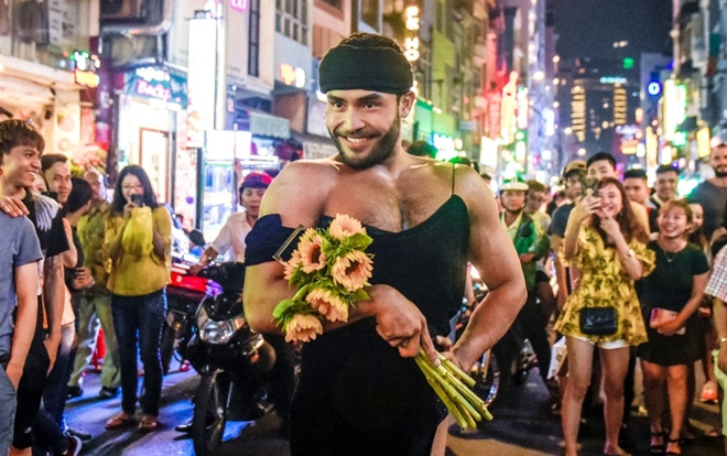 Sinon Loresca sexy hết cỡ, tiếp tục catwalk tung hoành phố Tây Bùi Viện Ảnh 2