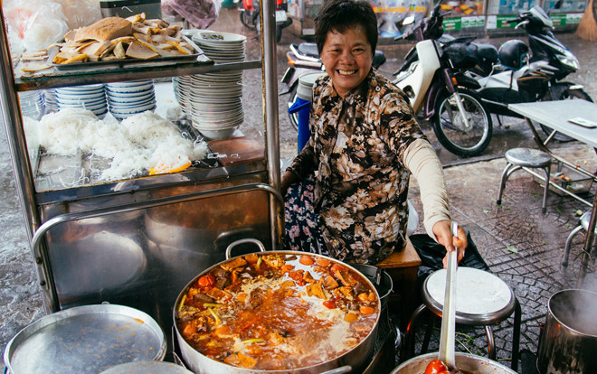 Quán bún riêu 30 năm tuổi ở vỉa hè Sài Gòn có gì hấp dẫn mà Trường Giang trở thành “khách quen” lâu năm? Ảnh 2