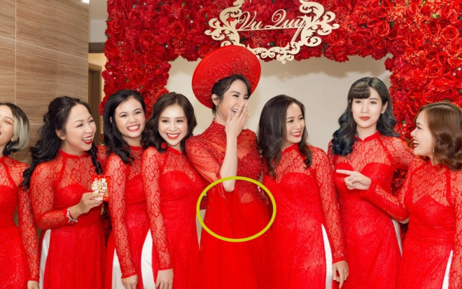 Dù cố gắng giấu nhưng Diệp Lâm Anh lộ rõ vòng hai bất thường trong hôn lễ Ảnh 2