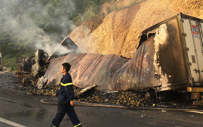 Đang đổ đèo Mang Yang, 2 container đâm nhau rồi bốc cháy dữ dội khiến 2 người thiệt mạng Ảnh 2