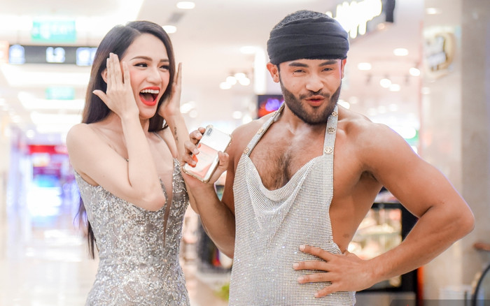 Hương Giang nắm tay Sinon Loresca mang thần thái 'Nữ hoàng' càn quét TTTM Ảnh 2