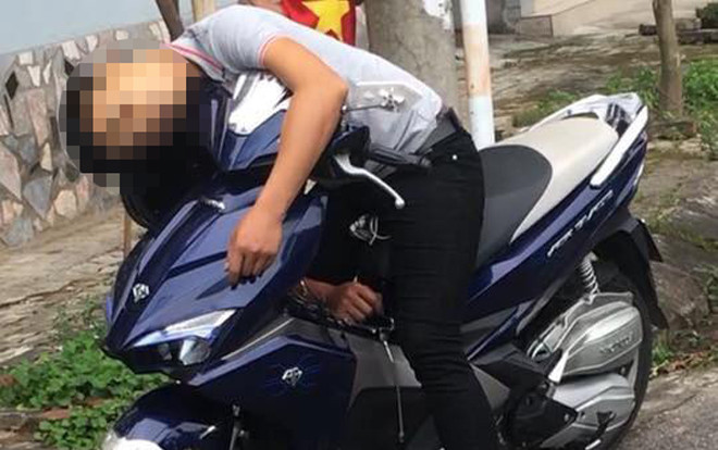 Bàng hoàng phát hiện nam thanh niên chết gục trên xe máy đỗ ven đường Ảnh 2
