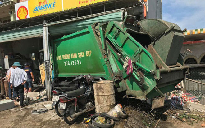 Xe chở rác va chạm với xe máy, đâm sập nhà dân ven đường Ảnh 2