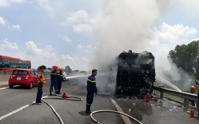 Xe giường nằm bốc cháy trên cao tốc, gần 20 hành khách thoát nạn Ảnh 2
