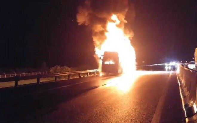 Xe khách bốc cháy dữ dội trên cao tốc TP.HCM -Trung Lương Ảnh 2