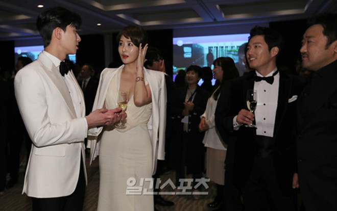 Hậu Baeksang, Kim Sun Ah khoe ảnh hở bạo vòng một cùng Park Seo Joon và Jang Hyuk Ảnh 2