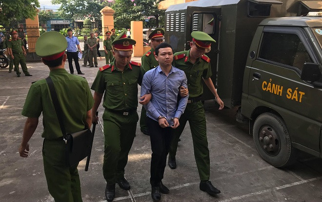 Đa số luật sư vắng mặt, phiên xử vụ tai biến chạy thận khiến 8 người tử vong tạm hoãn Ảnh 2