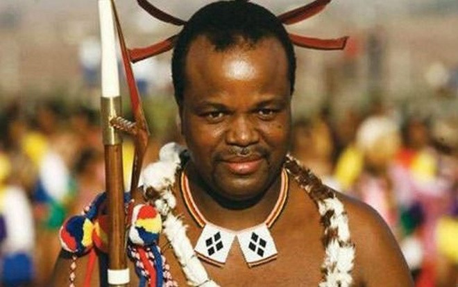 Dân đói khổ, vua vẫn 'chơi trội' sắm cho mỗi bà vợ 1 xe BMW thể thao Ảnh 2