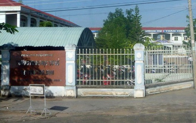 Bị tố 'sàm sỡ' nhiều nữ sinh, thầy giáo cho rằng chỉ là cử chỉ yêu thương không có ý xấu Ảnh 2