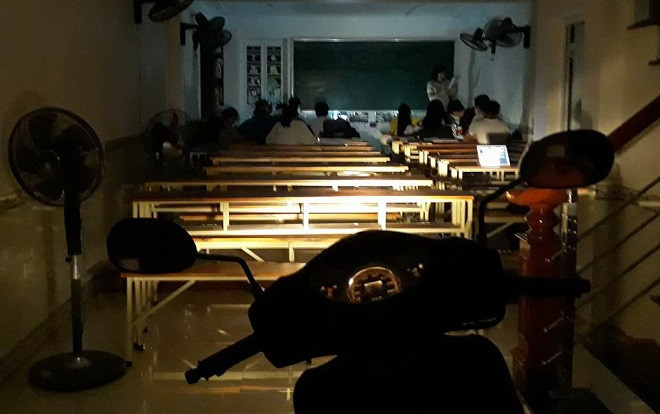 Xưa có sĩ tử chong đèn đom đóm dùi mài kinh sử nay teen 2000 thắp nến rọi hẳn đèn pha xe máy để vượt vũ môn Ảnh 2