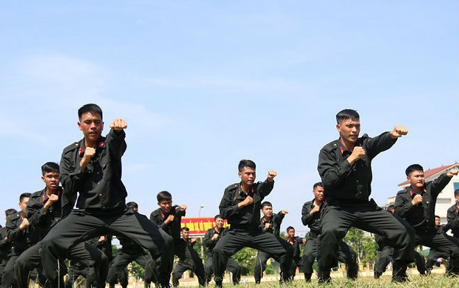 Những đòn đánh hiểm, điêu luyện của cảnh sát cơ động Ảnh 2