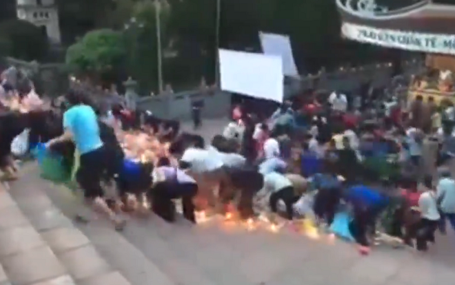 Cảnh hỗn loạn vì chen cướp vật phẩm cúng tế ở Chùa Hương gây tranh cãi Ảnh 2