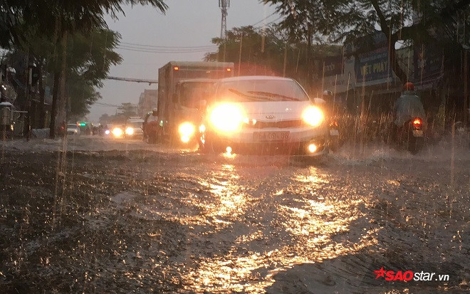 Mưa lớn kéo dài nhiều giờ, đường Sài Gòn lại biến thành sông Ảnh 2