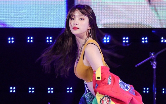 Chỉ đơn giản lấy áo ‘che thân’, nữ thần fancam Hani gây sốt với video chưa đầy 30s Ảnh 2