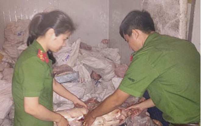 Phát hiện 5 tấn nội tạng, heo sữa bẩn chuẩn bị tuồn ra nhà hàng Ảnh 2