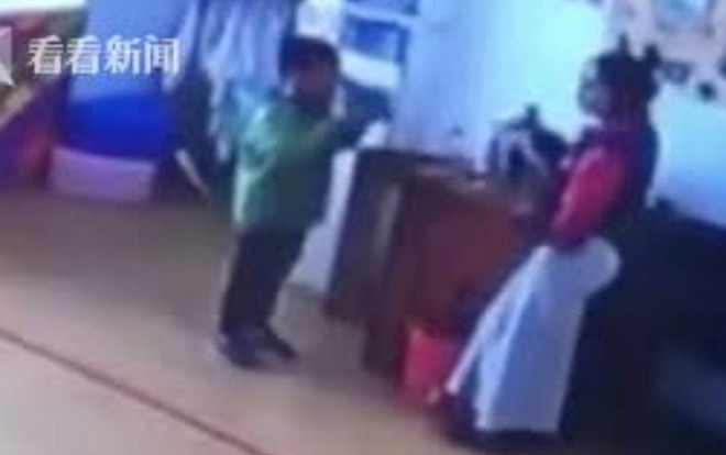 Nói chuyện trong lớp học, cô giáo bắt trẻ mẫu giáo uống nước sôi nóng Ảnh 2