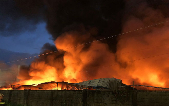 Chùm ảnh lửa cháy dữ dội, khéo đen nghi ngút tại khu công nghiệp Vĩnh Lộc Ảnh 2