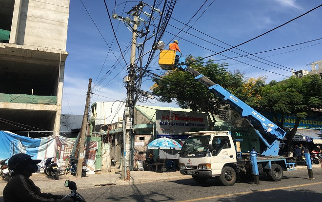 Thanh sắt rơi từ công trình khách sạn 21 tầng, người dân hoảng hốt tháo chạy Ảnh 2