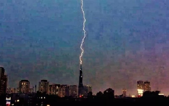 Khoảnh khắc tia sét 'xé toạc' bầu trời đánh thẳng vào tòa nhà Landmark 81 Ảnh 2