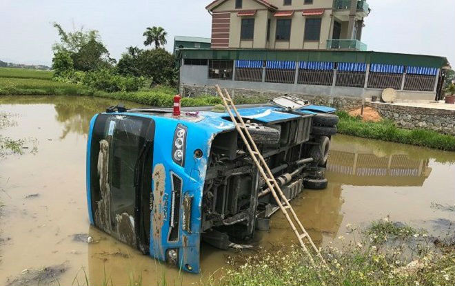 Hơn 20 hành khách la hét khi xe lật nghiêng xuống hồ nước Ảnh 2