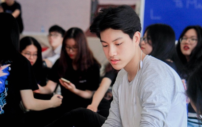 'Hotboy cầm bảng' khoe tài vẽ tranh trong ngày hội Dấu ấn của trường Ams Ảnh 2