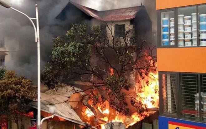Hiện trường căn biệt thự bán chăn ga gối đệm tan hoang sau cháy lớn, cụ bà 96 tuổi đã tử vong Ảnh 2