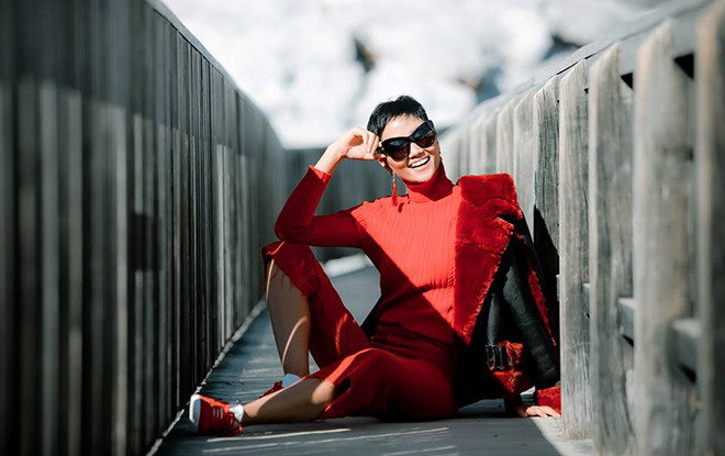 Vừa 'xuống tóc', H'Hen Niê diện nguyên cây đồ cá tính, tạo dáng 'cực lầy' giữa thời tiết lạnh giá ở New Zealand Ảnh 2