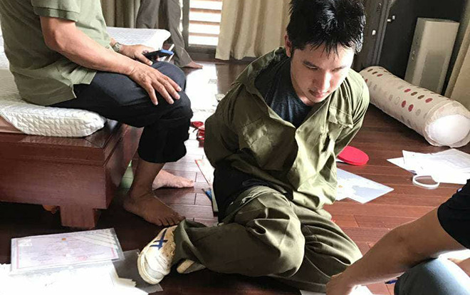 Thiếu tướng Công an bắt gọn tên cướp đang khống chế con, cháu mình Ảnh 2