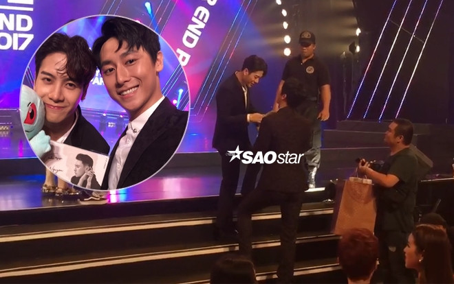 Clip: Rocker Nguyễn cũng bẽn lẽn tặng quà cho Jackson (GOT7) như fanboy Ảnh 2