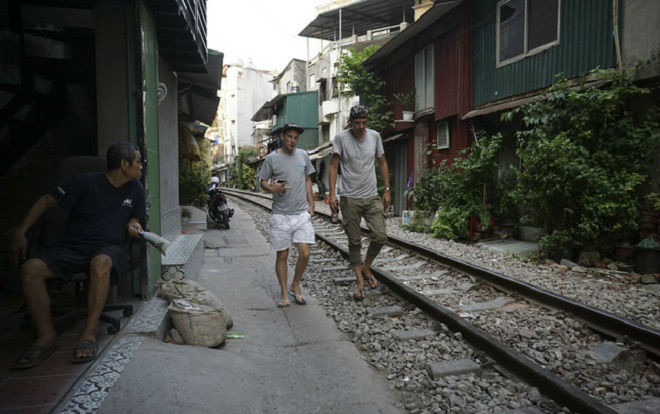 Đường tàu hỏa siêu hẹp trong phố cổ Hà Nội thu hút khách Tây Ảnh 2