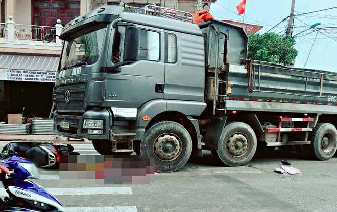 Đi châm cứu về, mẹ bị xe tải tông tử vong, con nguy kịch Ảnh 2