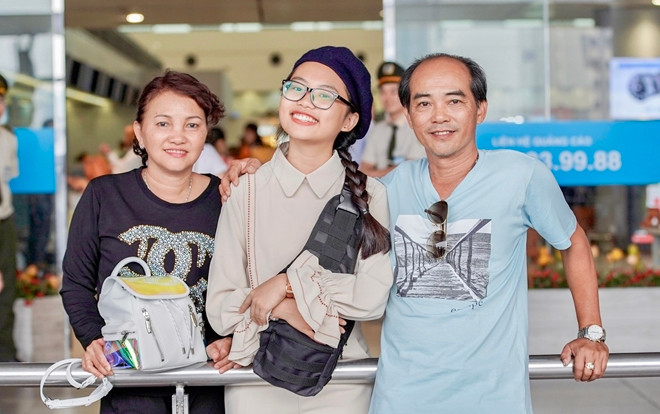 Hậu lùm xùm đi trễ, Phương Mỹ Chi diện đồ cá tính cùng mẹ sang mỹ lưu diễn Ảnh 2