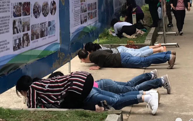 Chưa sinh con nhưng muốn hiểu tấm lòng cha mẹ bạn chỉ cần đến cổng trường mỗi mùa thi rồi sẽ thấu Ảnh 2