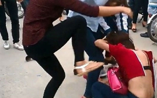 Tạm giữ hình sự nhóm phụ nữ cắt tóc 'tình địch' để dằn mặt giữa phố Ảnh 2