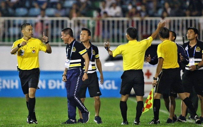 HLV CLB Hà Nội: Trọng tài không nghiêng về HAGL sẽ 'ăn đòn' của bầu Đức Ảnh 2
