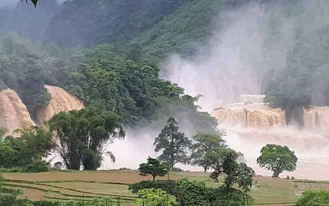Mưa lớn chưa từng thấy tại Thác Bản Giốc, 50 du khách bị mắc kẹt suốt hơn 2 tiếng Ảnh 2