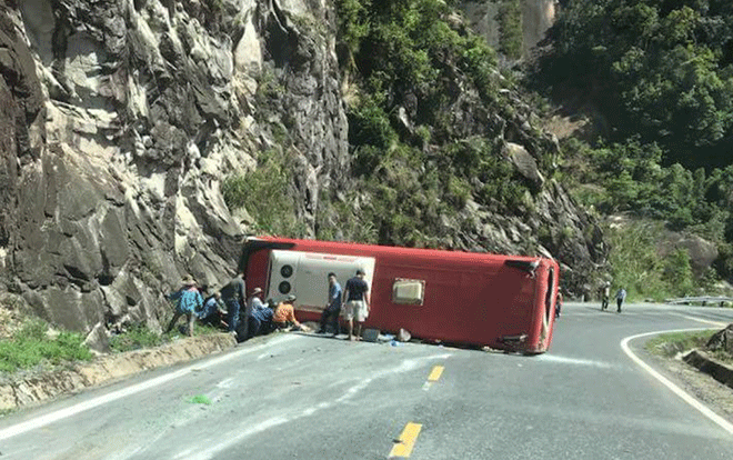 Lật xe khách kinh hoàng trên đèo Đà Lạt - Nha Trang, 17 người thương vong Ảnh 2