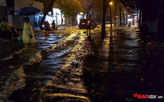 Phố cổ Hà Nội ngập trong biển nước sau mưa lớn nhất từ đầu năm Ảnh 2