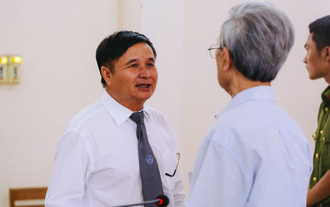 Luật sư của bị cáo 77 tuổi phạm tội dâm ô với trẻ em: 'Tôi còn muốn toà tuyên vô tội chứ không chỉ giảm xuống 18 tháng tù treo' Ảnh 2