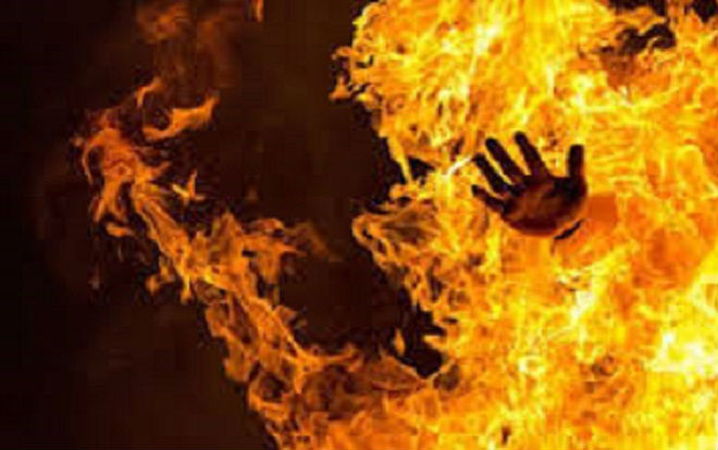 Vợ ôm con 18 tháng tuổi đổ xăng tự thiêu vì giận chồng cờ bạc Ảnh 2