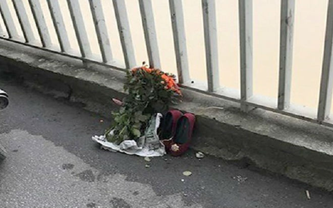 Đặt bó hoa hồng và đôi giày ngay ngắn trên thành cầu, cô gái gieo mình xuống sông tự tử Ảnh 2