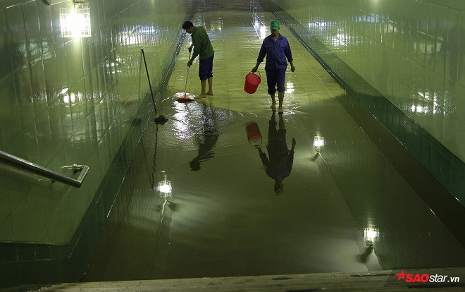 Hầm dành cho người đi bộ biến thành hồ nước sau trận mưa lớn kéo dài Ảnh 2