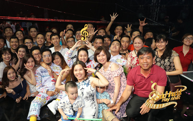 Quán quân Sing My Song - Lộn Xộn Band hạnh phúc trong vòng vây của fan Ảnh 2