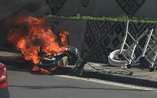 Bất chấp nguy hiểm, người đàn ông cố gắng tháo toàn bộ hàng hóa trên chiếc xe máy cháy dữ dội Ảnh 2