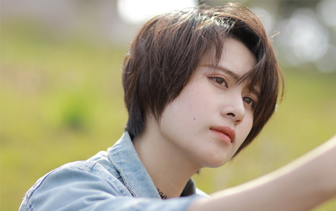 Gặp cô nàng tomboy sở hữu nét đẹp 'khó lí giải' khiến hội chị em hoang mang mình không 'thẳng' 100% Ảnh 2