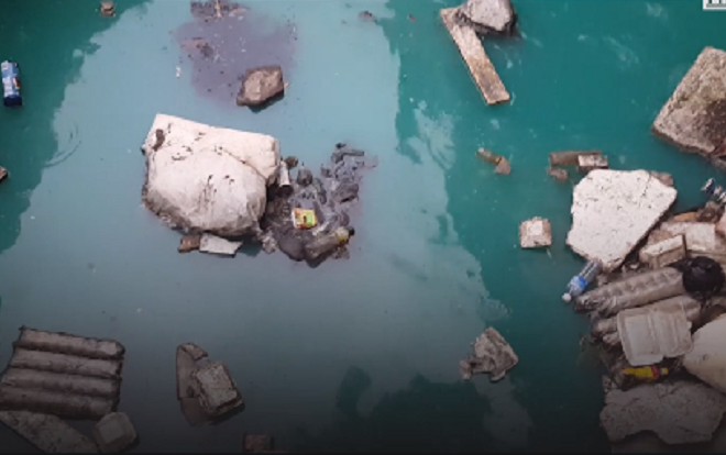 TP.HCM: Sau mưa, nước kênh có màu xanh, đỏ Ảnh 2