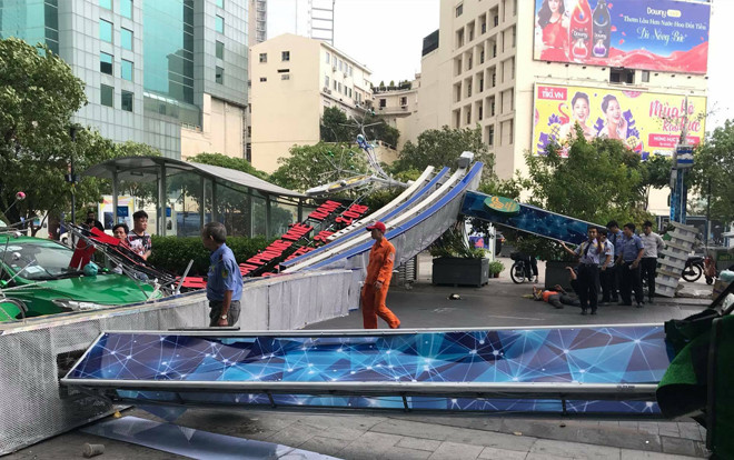 Gió lớn quật ngã cổng chào phố đi bộ Nguyễn Huệ, một người dân bị thương Ảnh 2